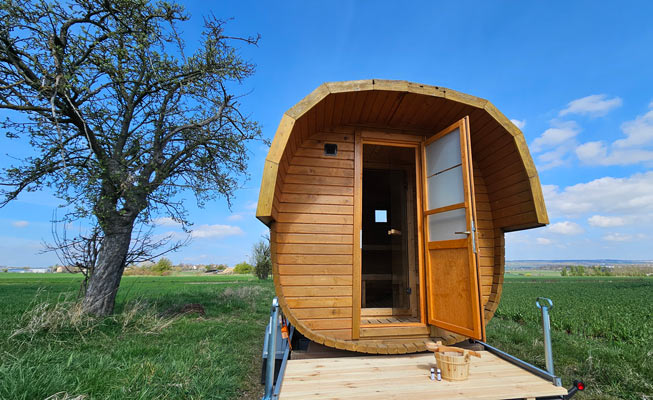 Rückansicht der eckigen Sauna