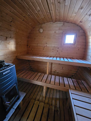 Innenansicht der eckigen Sauna