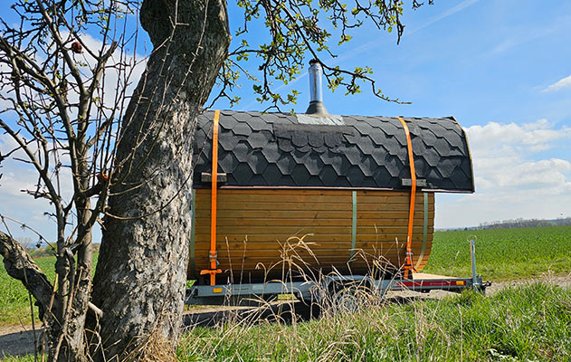 Seitenansicht der eckigen Sauna